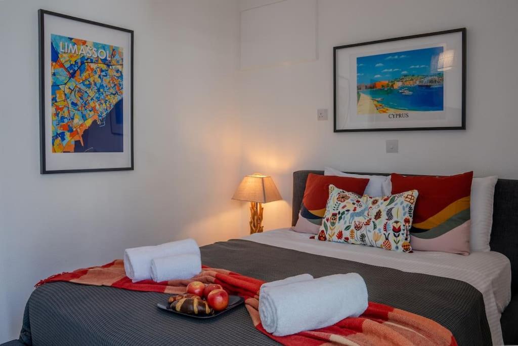 Postel nebo postele na pokoji v ubytování Beautiful One Bedroom Apartment, 186 Meters to Beach, Central Location Next to Cafes & Bars