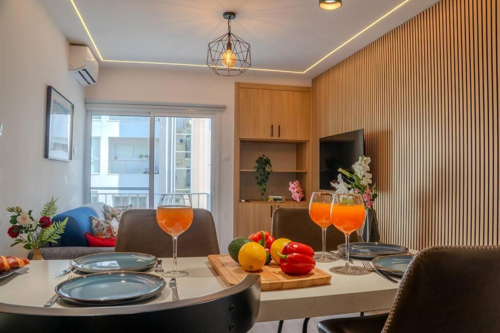 Nápoje v ubytování Beautiful One Bedroom Apartment, 186 Meters to Beach, Central Location Next to Cafes & Bars