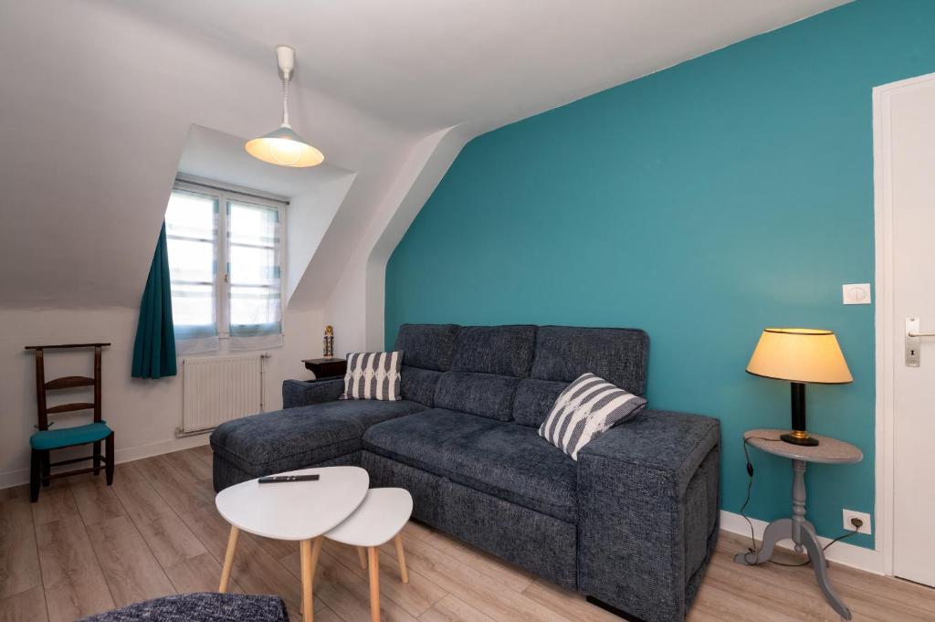 una sala de estar con un sofá y una mesa en Appartement Ker Glaz, en Damgan