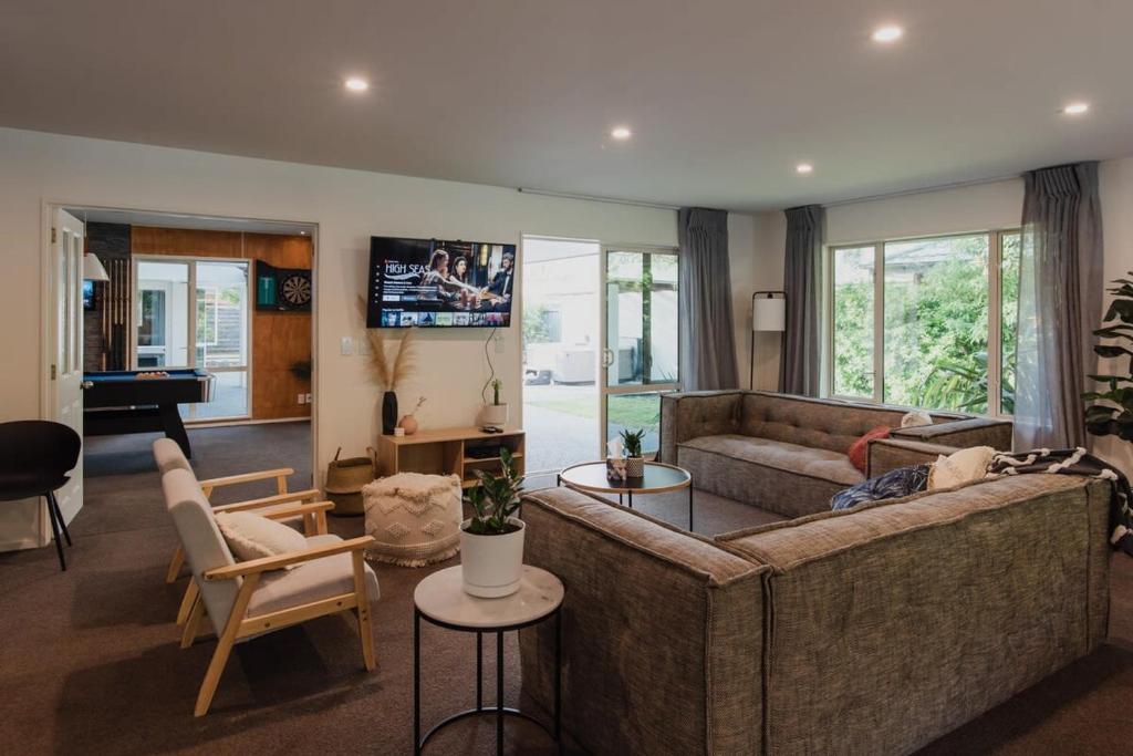 Hidden Gem of Christchurch - Sleeps 13 - Resim 22