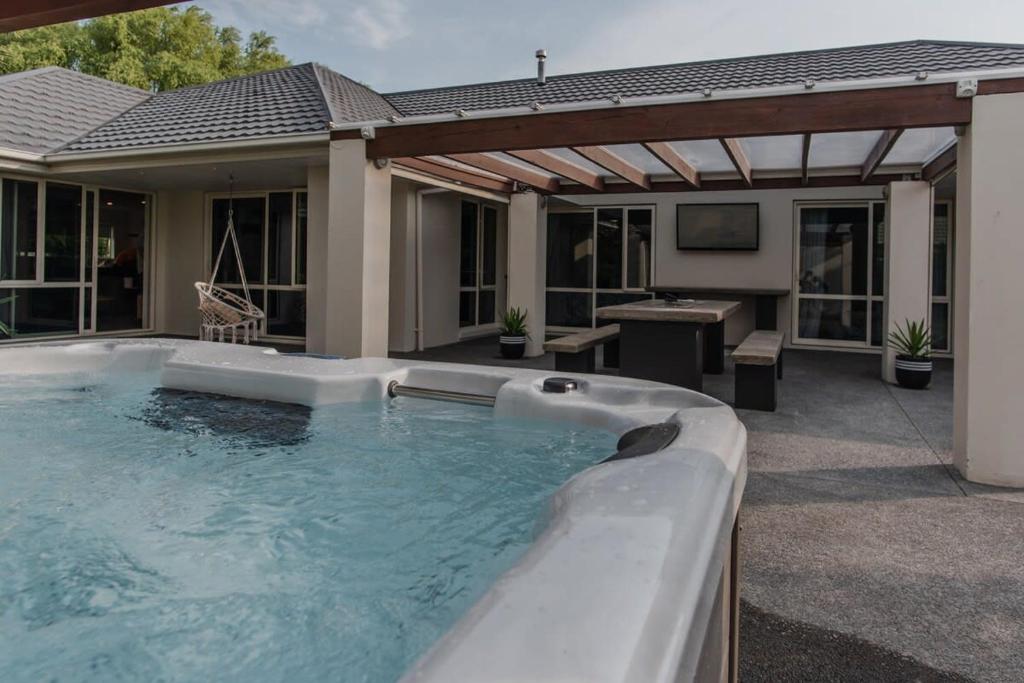 Hidden Gem of Christchurch - Sleeps 13 - Resim 27