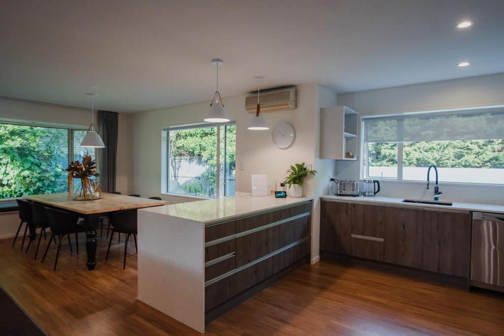 Hidden Gem of Christchurch - Sleeps 13 - Resim 28