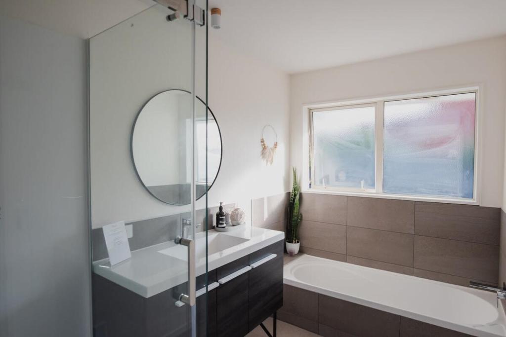 Hidden Gem of Christchurch - Sleeps 13 - Resim 29