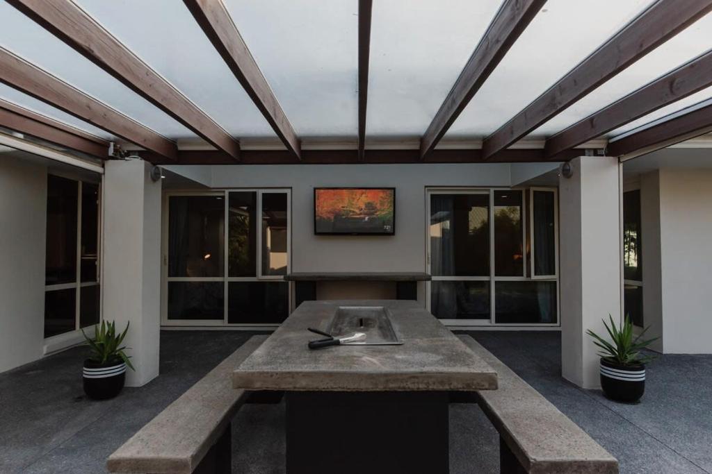 Hidden Gem of Christchurch - Sleeps 13 - Resim 40