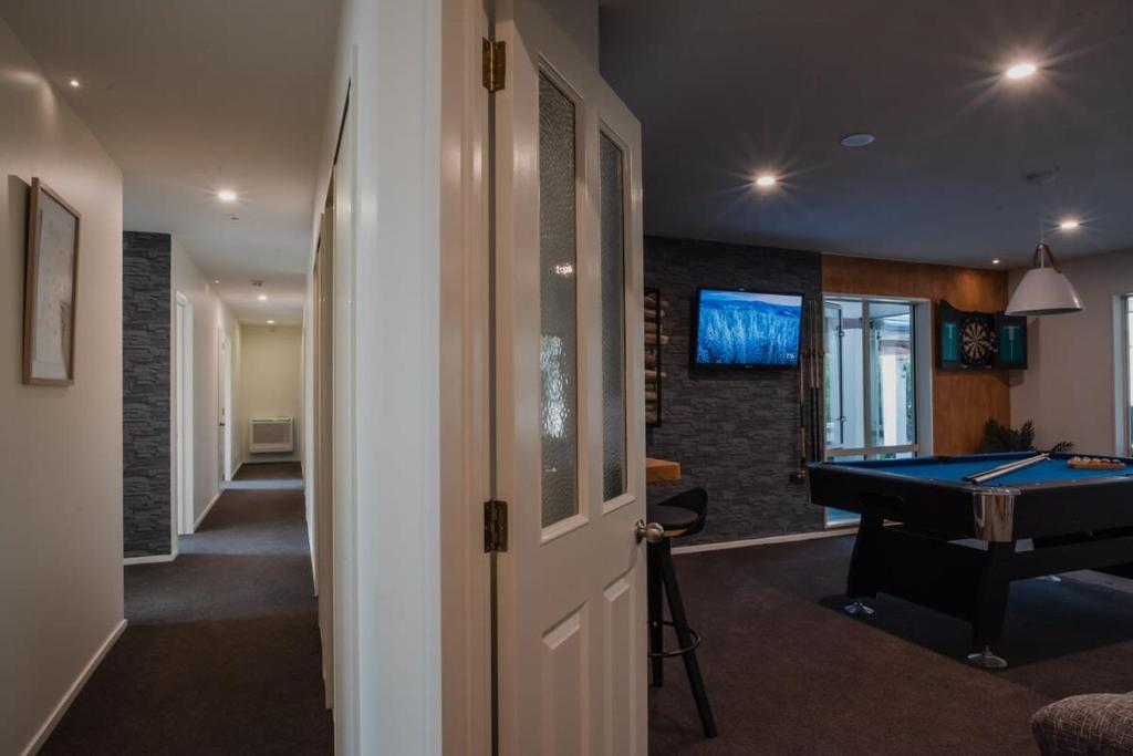 Hidden Gem of Christchurch - Sleeps 13 - Resim 45