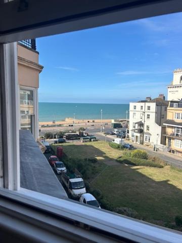 Garden square central 2 bed & sea-view