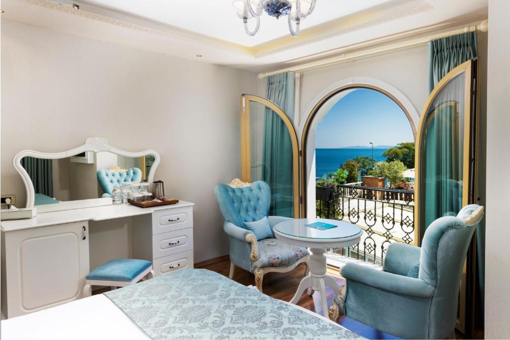 A seating area at Seven Hills Palace & Spa