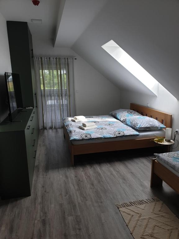 Postel nebo postele na pokoji v ubytování apartmány Miška Mirkovice