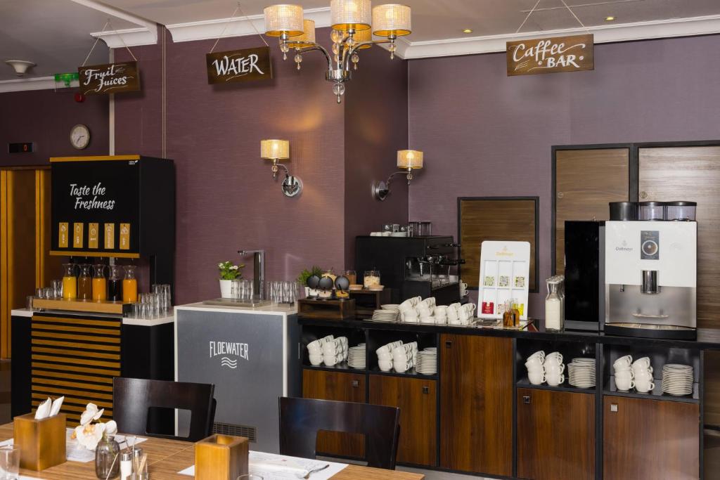 Příslušenství pro přípravu čaje a kávy v ubytování Carlton Hotel Buda Castle