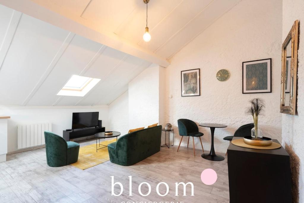 salon z zielonymi krzesłami i telewizorem w obiekcie Nancy Gare Superbe appartement w Nancy