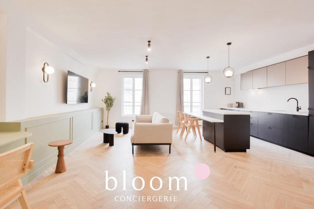 une cuisine et un salon avec un canapé et une table dans l'établissement Le Charles 3 Appartement de Standing, à Nancy