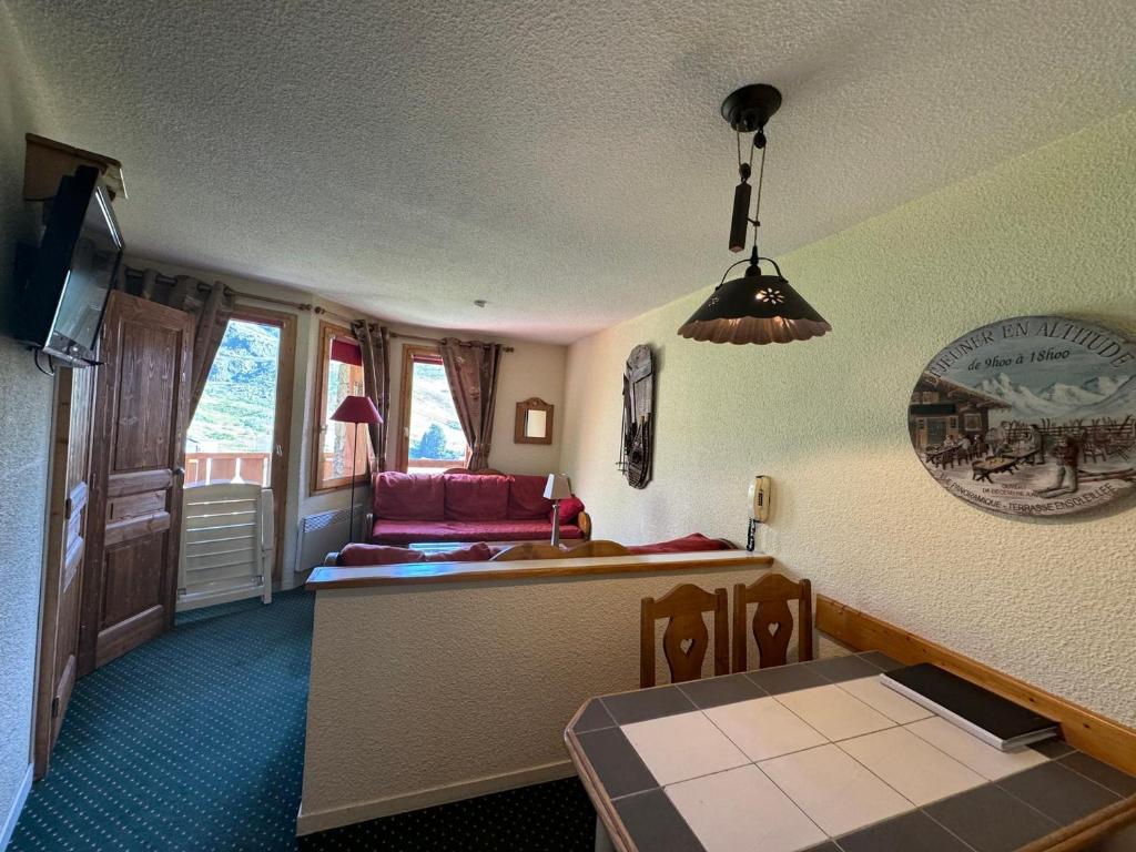 un salon avec une table et une salle à manger dans l'établissement Charmant appartement, au pied des pistes, balcon - FR-1-181-2089, à La Plagne Tarentaise