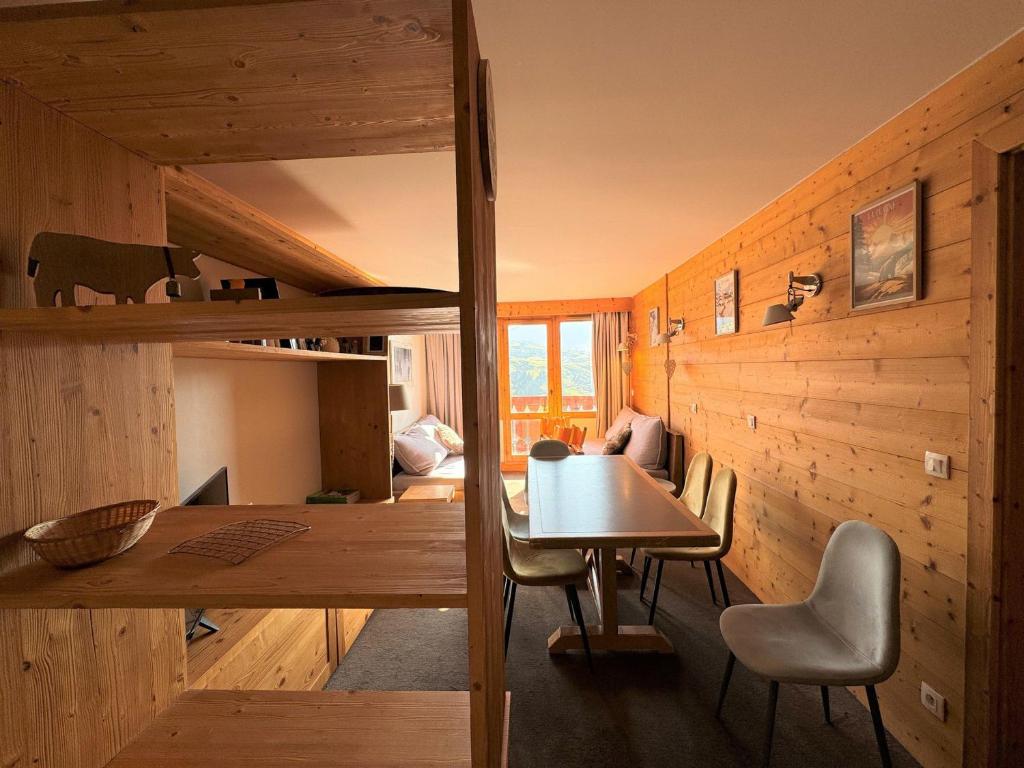 une cuisine et une salle à manger avec une table et des chaises dans l'établissement Appartement 3 pièces, 7 pers, Pied des pistes, Animaux admis - FR-1-181-2038, à La Plagne Tarentaise
