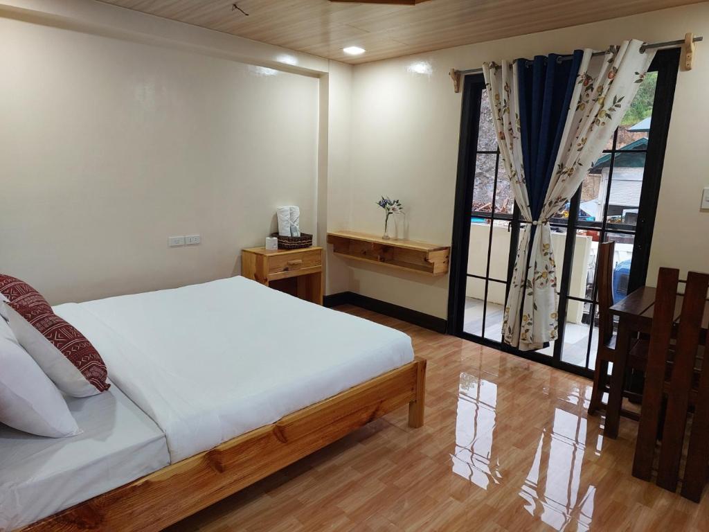 Postel nebo postele na pokoji v ubytování Quarry Bay Hometel Sagada