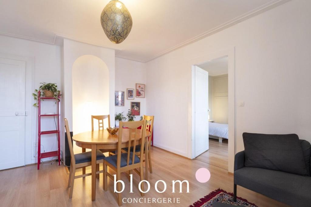 jadalnia i salon ze stołem i krzesłami w obiekcie Nancy centre 3 chambres à 2 pas de la gare w Nancy