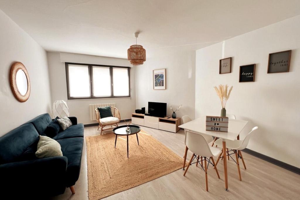 un salon avec un canapé et une table dans l'établissement Nancy Centre Superbe F2 avec Garage, à Nancy