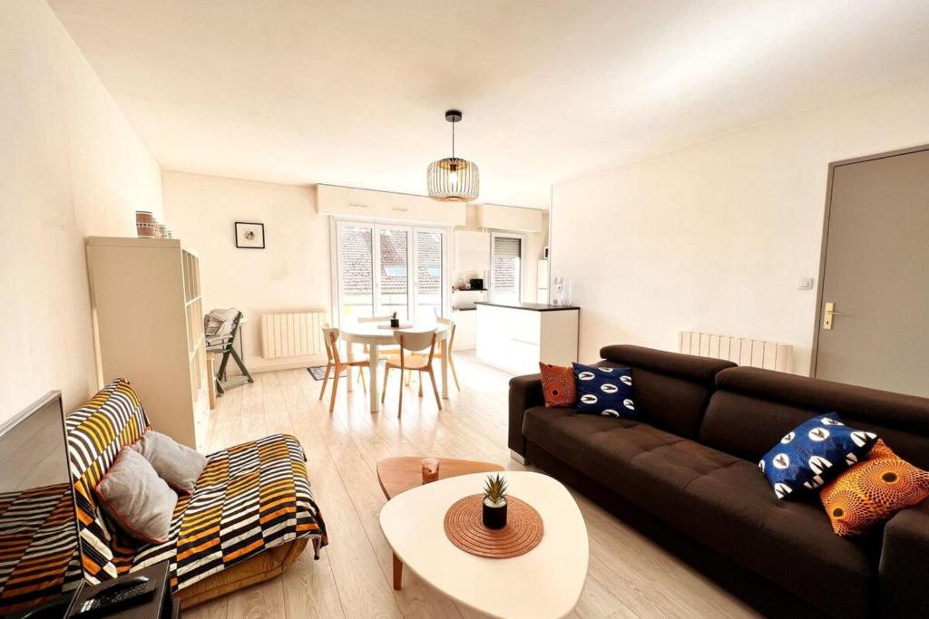 un salon avec un canapé et une table dans l'établissement Superbe F2 avec garage balcon, à Nancy