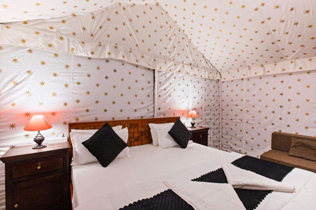 Ein Bett oder Betten in einem Zimmer der Unterkunft Royal Jaisalmer Resort with Swimming Pool