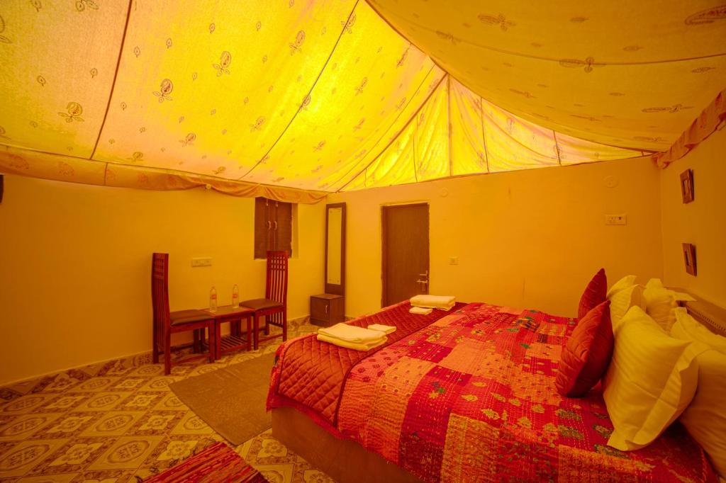 Ein Bett oder Betten in einem Zimmer der Unterkunft Royal Jaisalmer Resort with Swimming Pool