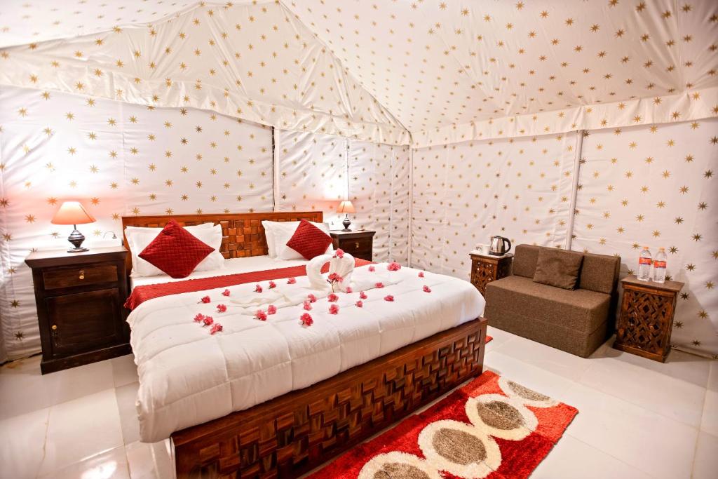 Ein Bett oder Betten in einem Zimmer der Unterkunft Royal Jaisalmer Resort with Swimming Pool