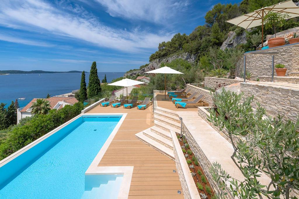 Bazén v ubytování Luxury Villa Hvar Carpe Diem with private pool by the sea nebo v jeho okolí