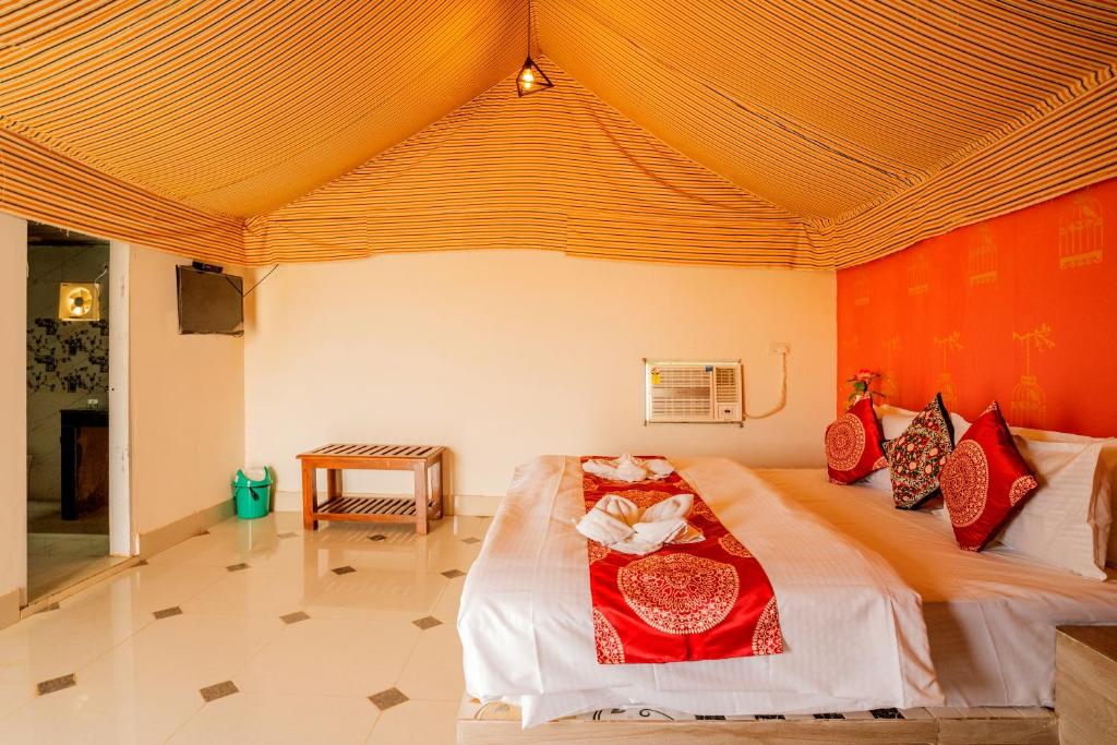 Ein Bett oder Betten in einem Zimmer der Unterkunft Royal Jaisalmer Resort with Swimming Pool