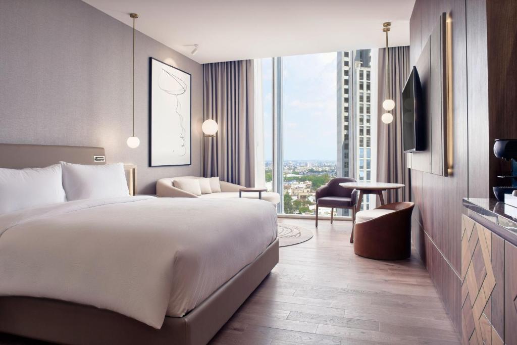 Postel nebo postele na pokoji v ubytování JW Marriott Hotel Guadalajara