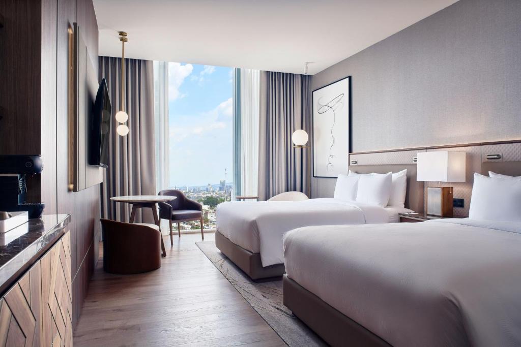 Postel nebo postele na pokoji v ubytování JW Marriott Hotel Guadalajara