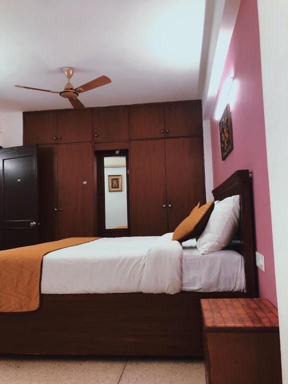Postel nebo postele na pokoji v ubytování Awasthi Kozi Stays B&B - closest to VFS