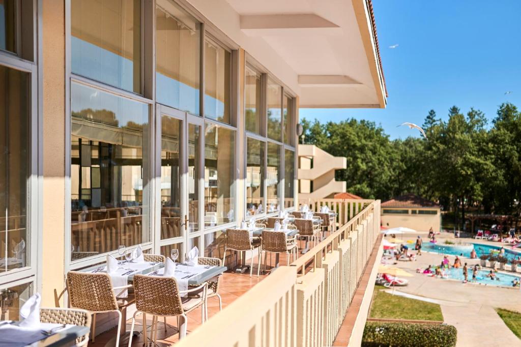 Bazén v ubytování Hotel Aurora Plava Laguna nebo v jeho okolí