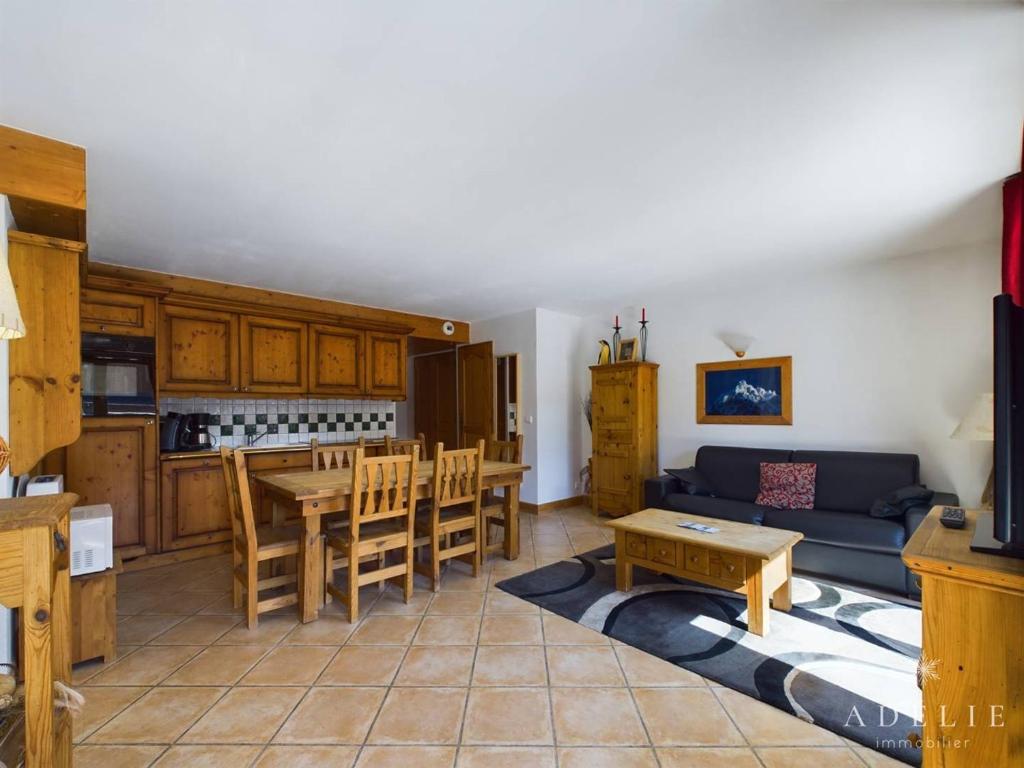 un salon avec un canapé et une table dans l'établissement Appartement 3* avec terrasse exposée sud, proche des pistes et commerces, parking inclus - FR-1-398-535, à Montvalezan