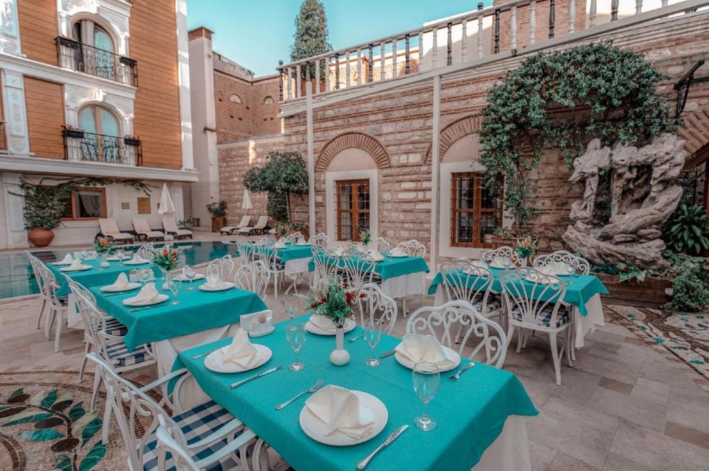 A restaurant or other place to eat at Seven Hills Palace & Spa