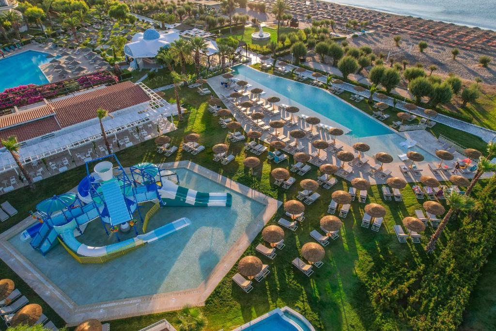 Bazén v ubytování Pegasos Deluxe Beach Hotel nebo v jeho okolí