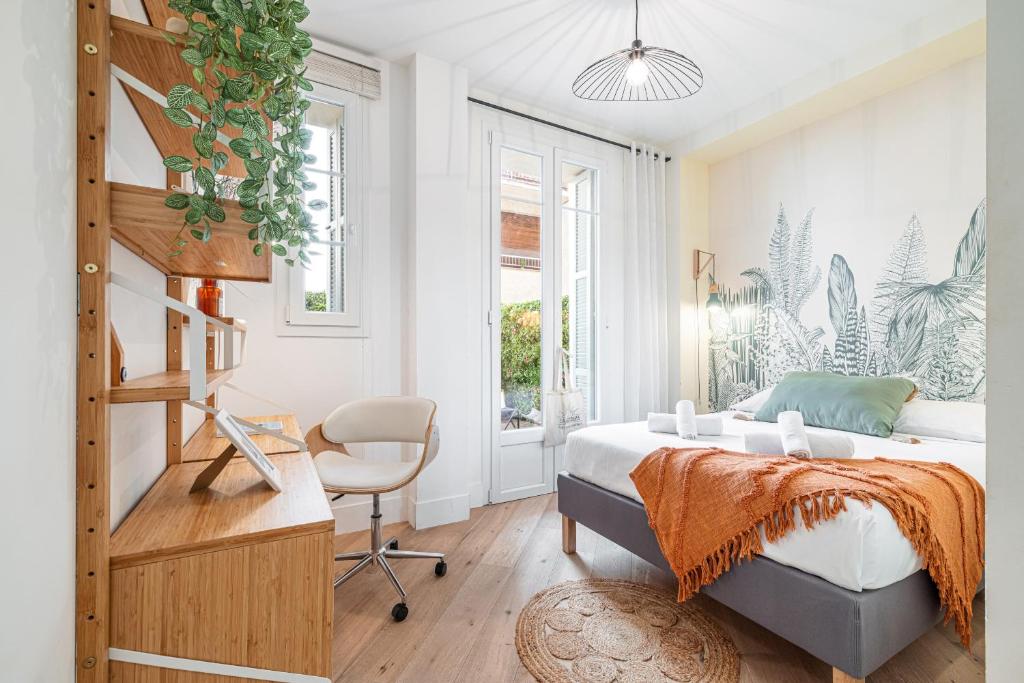 une chambre avec un lit, un bureau et une chaise dans l'établissement 60 HEROLD - Magnifique Studio - Terrasse - Climatise, à Nice