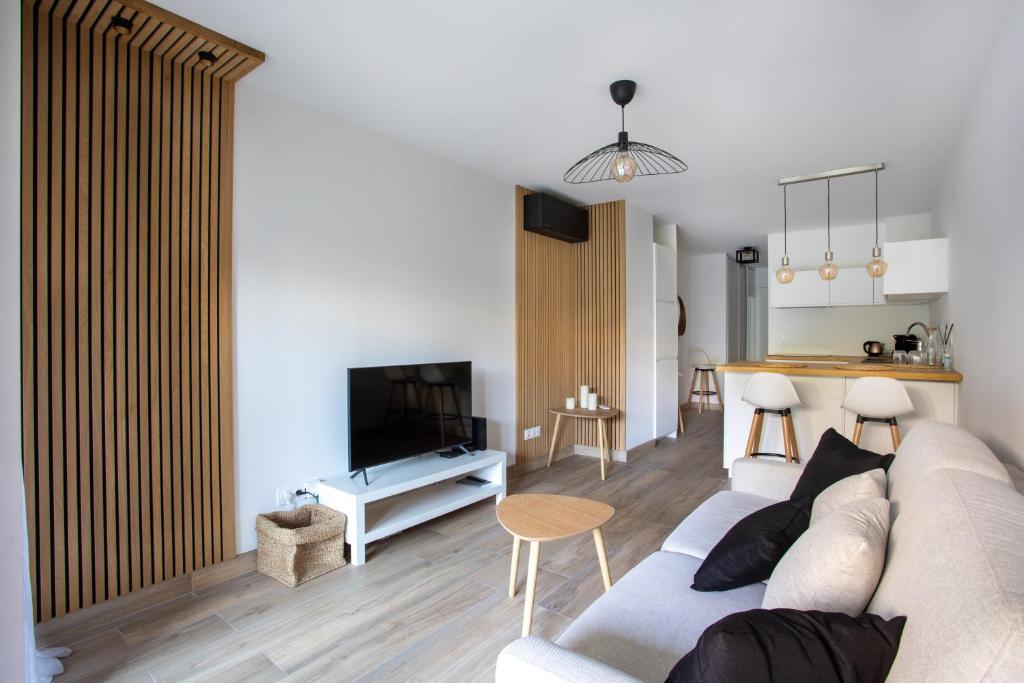 un salon avec un canapé et une table dans l'établissement Studio cosy Marina Baie Des Anges, à Villeneuve-Loubet