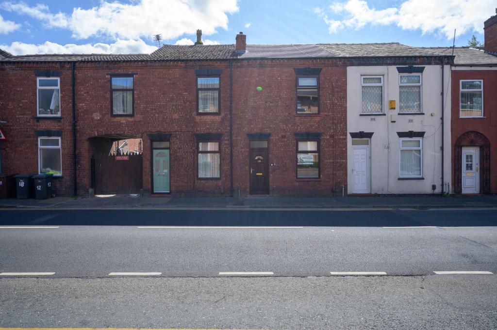 Beautiful 2 Bedroom House in Atherton, Free Parking - Two-Bedroom House