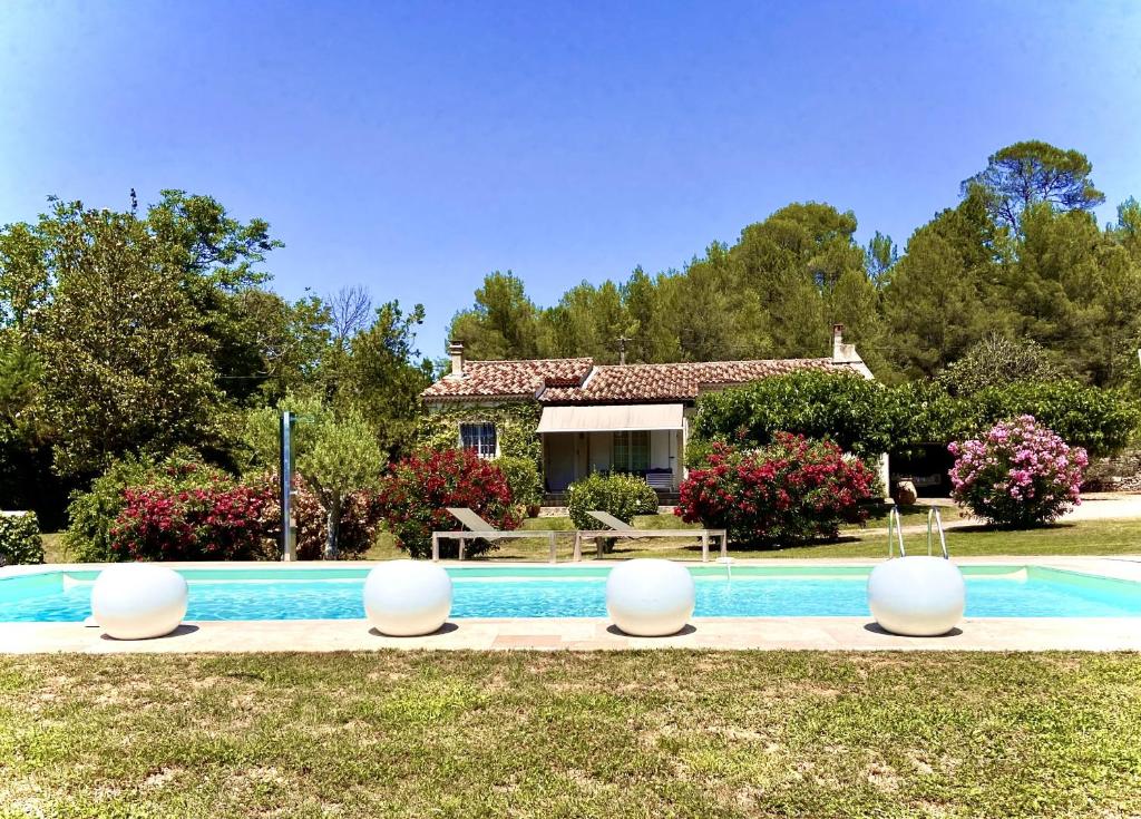 une villa avec piscine et une maison dans l'établissement Mas du Murier, à Correns