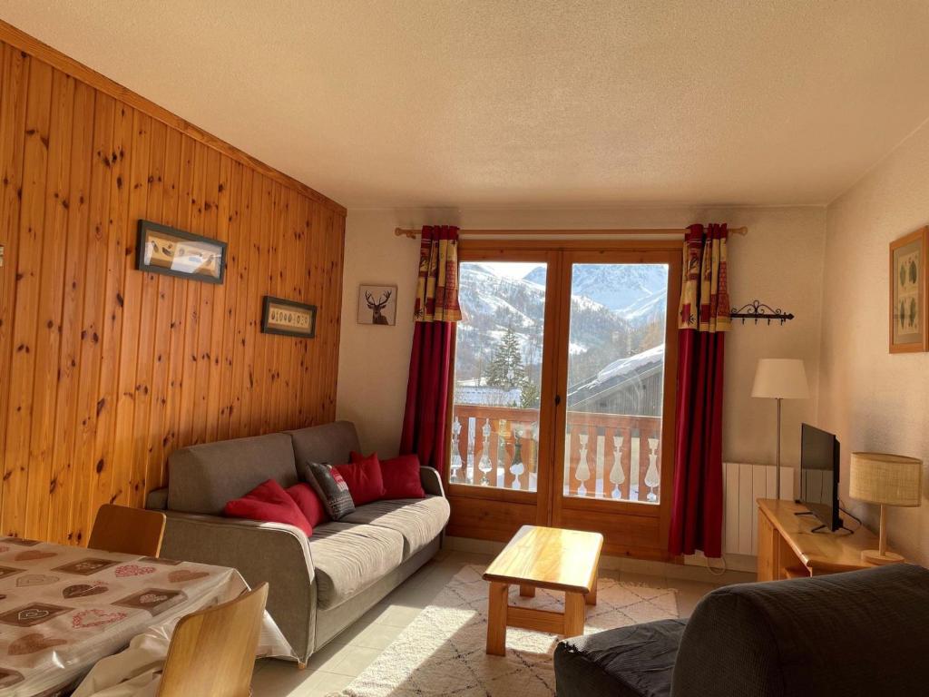 un salon avec un canapé et une fenêtre dans l'établissement Studio cabine 4/5 pers, animaux admis, piscine, parking - FR-1-263-259, à Valloire
