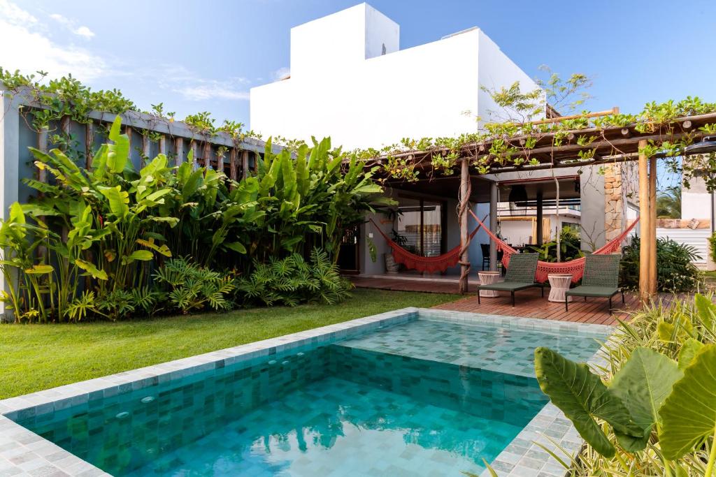 a swimming pool in the yard of a villa at Casa Seriguela - Praia do Patacho - Rota Ecológica dos Milagres in Pôrto de Pedras