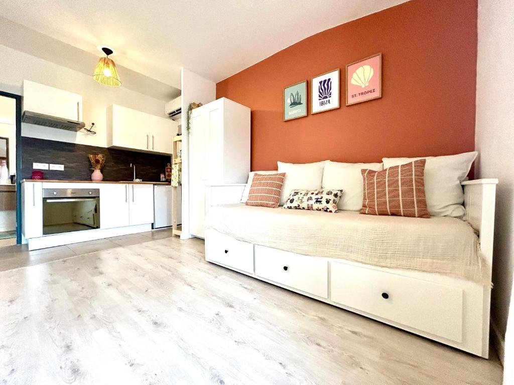 une chambre avec un grand lit et une cuisine dans l'établissement Le Clos des Flots Proche plages et centre ville, à Carqueiranne