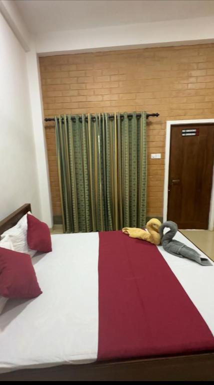 Postel nebo postele na pokoji v ubytování Hotel Varsha