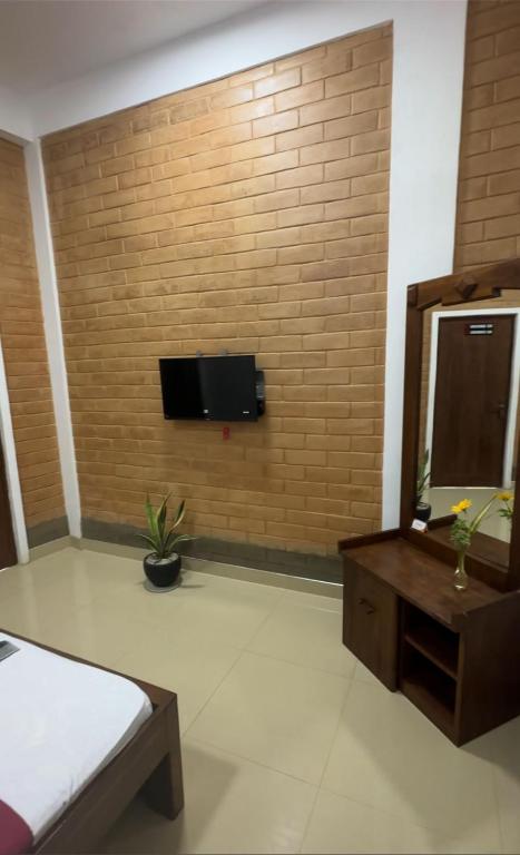 TV a/nebo společenská místnost v ubytování Hotel Varsha
