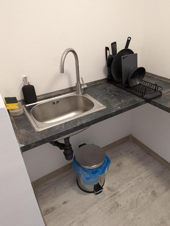 Kuchyň nebo kuchyňský kout v ubytování Serene Studio