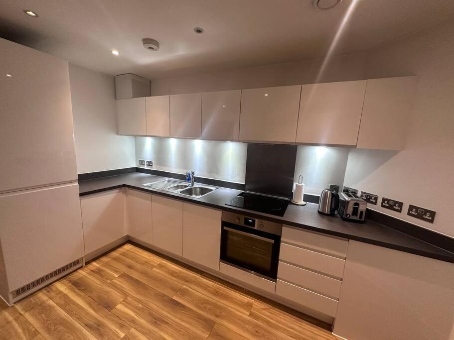 Η κουζίνα ή μικρή κουζίνα στο Luxurious 2 Bed Apartment