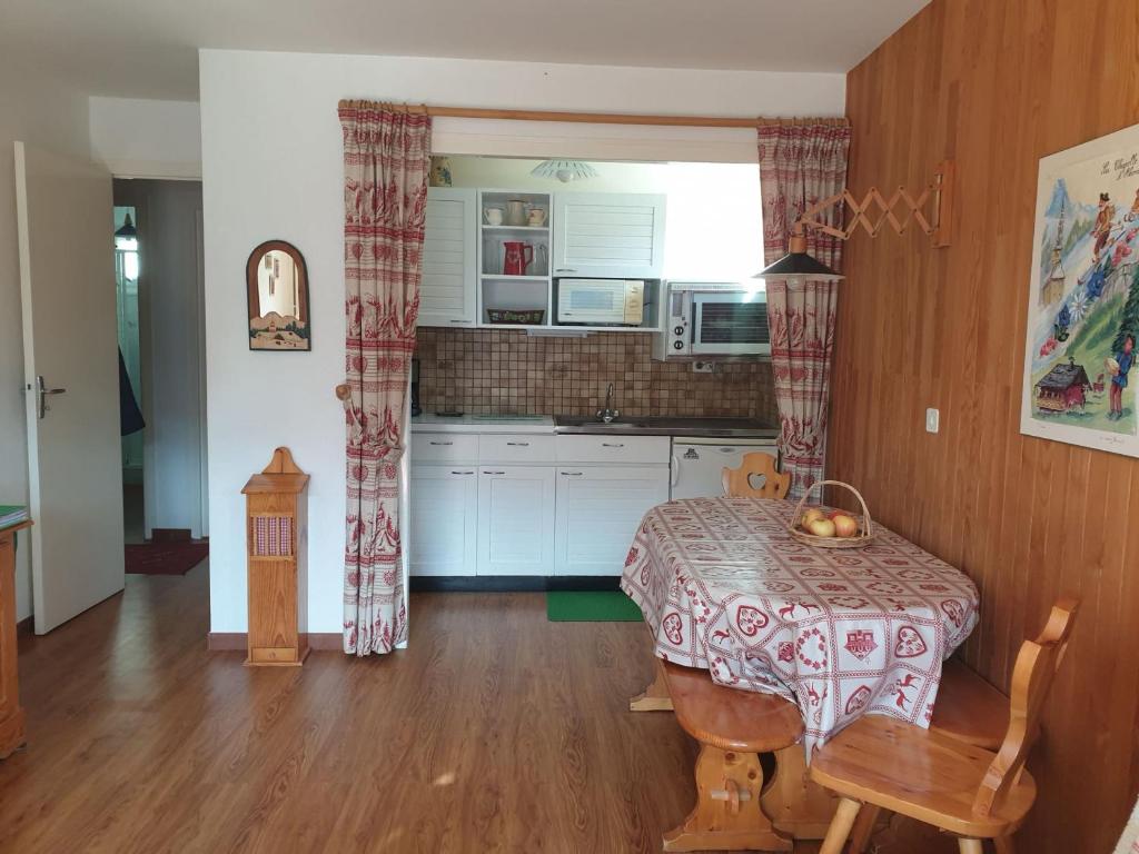 une cuisine avec une table et une salle à manger avec une table et des chaises dans l'établissement Appartement cosy 2 pièces 5 pers à Châtel, proche des remontées et centre village - FR-1-676-1, à Châtel