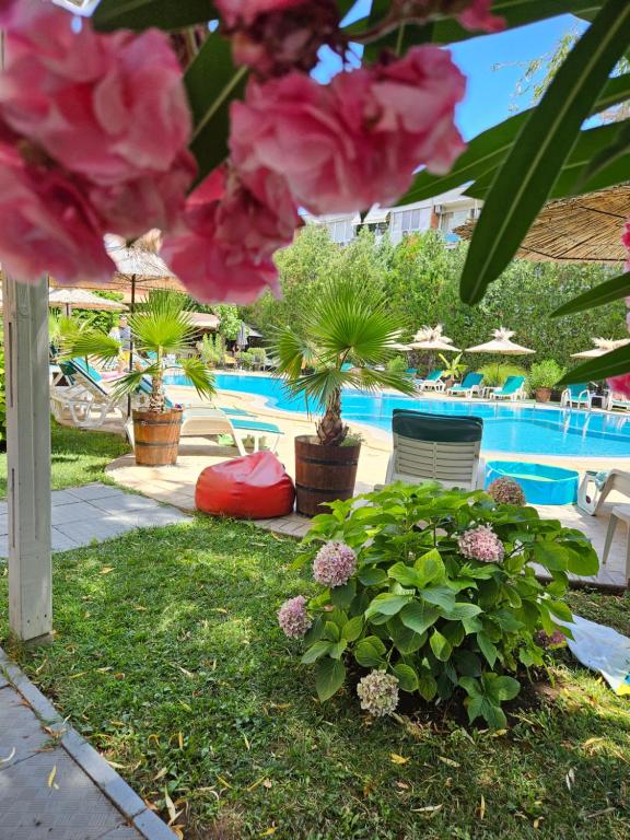 Bazén v ubytování Hotel Liani - All Inclusive nebo v jeho okolí