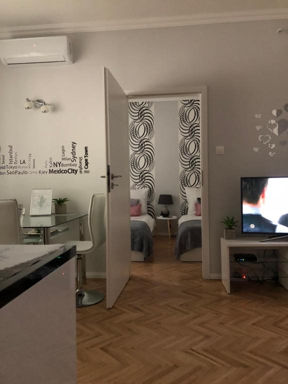 Μια τηλεόραση ή/και κέντρο ψυχαγωγίας στο Cactus Apartment