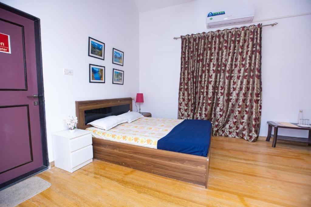 Katil atau katil-katil dalam bilik di Bendre's Holiday Home & Lawns-Karla