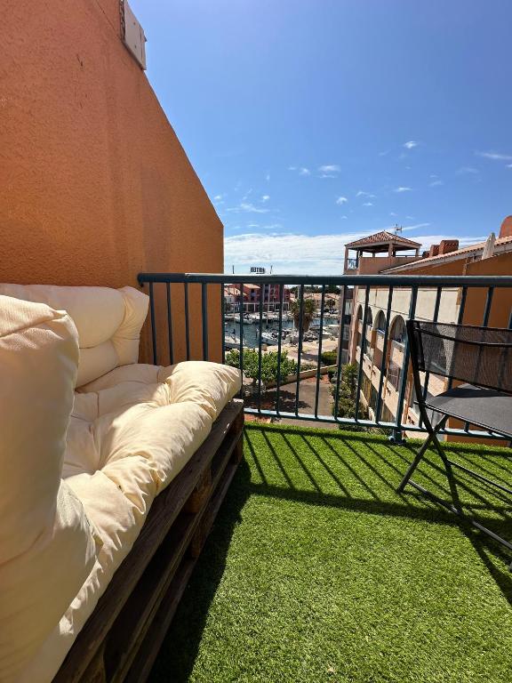 Posezení v ubytování Appartement vue mer sur Port de Leucate Climatisé, Parking gratuit, Linges et Serviettes inclus