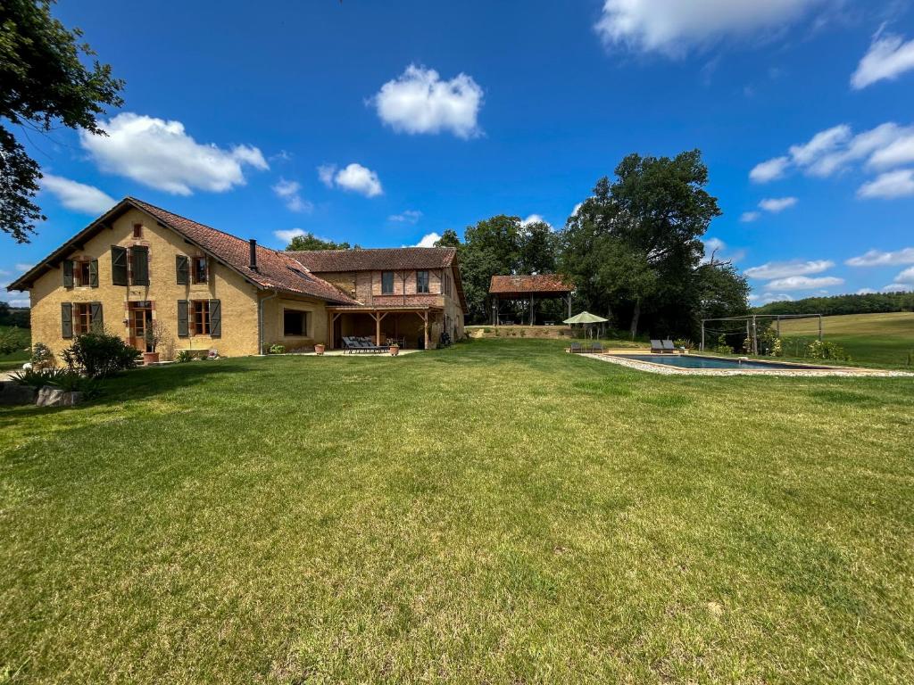 une grande cour devant une maison dans l'établissement Maison Puchouaou gite 12 personnes, à Montesquiou